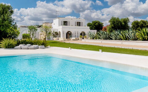 Masseria Isaia: Nube, Agua, Cielo, Propiedad, Planta, Azur, Naturaleza, Edificio, Piscina, Hierba