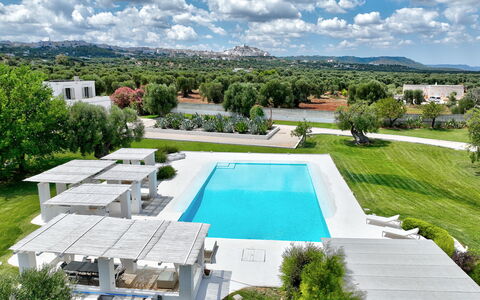 Masseria Isaia: Agua, Nube, Cielo, Propiedad, Planta, Piscina, Azur, Árbol, Edificio, Diseño Urbano