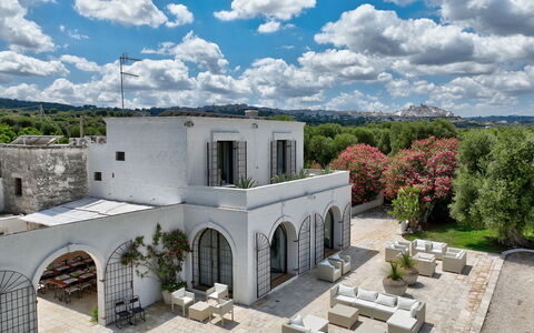 Masseria Isaia: Nube, Cielo, Propiedad, Planta, Ventana, Edificio, Arquitectura, Árbol, Casa, Paisaje