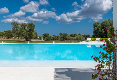 Masseria Isaia: Agua, Cielo, Nube, Planta, Propiedad, Piscina, Azul, Azur, Árbol, Mueble Para Exteriores