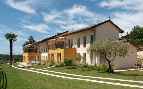 Casa Gallo - Roero - Langhe, Piemonte: Nube, Planta, Cielo, Edificio, Ventana, Árbol, Puerta, El Terreno Del Lote, Casa, Hierba