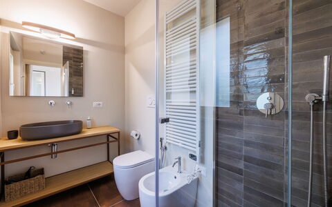 Casa Gallo - Roero - Langhe, Piemonte: Arreglo De Tubería, Espejo, Grifo, Lavabo, Propiedad, Baño, Púrpura, Edificio, Diseño De Interiores, Lavabo Del Baño