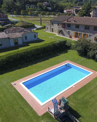Villa Niccone: Edificio, Propiedad, Planta, El Terreno Del Lote, Piscina, Ventana, Arquitectura, Diseño Urbano, Vegetación, Hierba