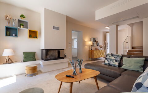 Villa Aso: Mueble, Diseño De Interiores, Piso, Suelo, Pared, Sofá, Habitación, Sala, Techo, Madera