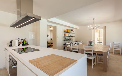Villa Aso: Mueble, Diseño De Interiores, Piso, Mostrador, Cocina, Suelo, Pared, Madera, Techo, Cocina Y Comedor Mesa
