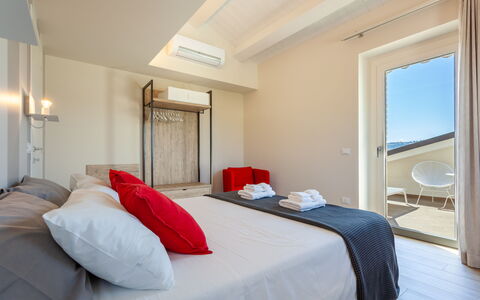 Villa Aso: Mueble, Habitación, Diseño De Interiores, Cama, Suelo, Departamento, Casa, Habitación, Lecho, Sábana