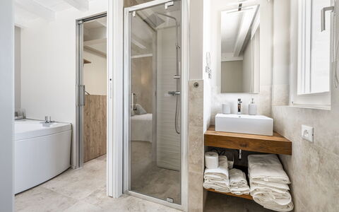 Villa Aso: Arreglo De Tubería, Grifo, Espejo, Edificio, Lavabo, Baño, Mueble De Baño, Puerta, Diseño De Interiores, Comodidad