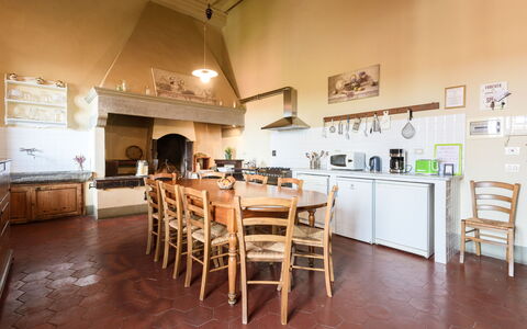 Villa Badiuzza: Mueble, Mesa, Propiedad, Silla, Diseño De Interiores, Madera, Arquitectura, Cocina, Piso, Suelo
