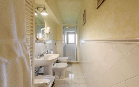 Villa Badiuzza: Espejo, Arreglo De Tubería, Propiedad, Grifo, Edificio, Lavabo, Baño, Diseño De Interiores, Lavabo Del Baño, Baño