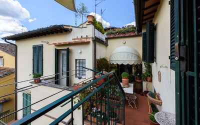 Residenza Del Desco: Planta, Cielo, Ventana, Edificio, Azur, Maceta, Nube, Madera, Planta De Casa, Barrio