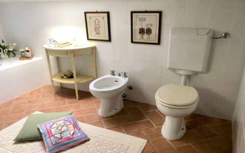 Villa Carsuga: Arreglo De Tubería, Asiento Del Baño, Baño, Púrpura, Edificio, Baño, Planta, Casa, Piso, Diseño De Interiores
