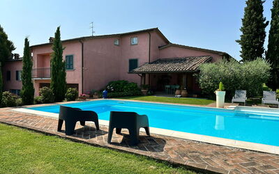 Villa Carsuga: Planta, Cielo, Propiedad, Agua, Edificio, Azur, Árbol, Sombra, Mueble Para Exteriores, Piscina