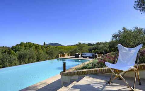 Villa Bartolomeo: Agua, Cielo, Mueble, Planta, Azur, Piscina, Silla, Mueble Para Exteriores, Árbol, Paisaje Natural