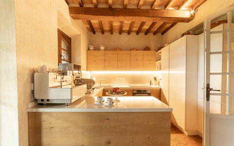 Villa Bartolomeo: Propiedad, Gabinetes, Madera, Cocina, Mostrador, Grifo, Diseño De Interiores, Suelo, Piso, Madera Dura