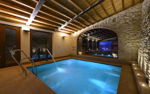 Villa Bartolomeo: Piscina, Edificio, Diseño De Interiores, Suelo, Piso, Madera, Ocio, Bienes Raíces, Techo, Agua