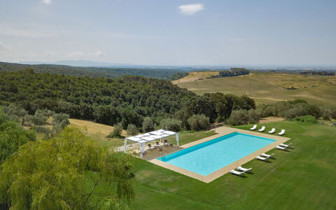 Villa Bagnoli: Cielo, Nube, Planta, Agua, Paisaje Natural, El Terreno Del Lote, Árbol, Piscina, Hierba, Paisaje