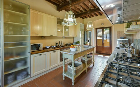 Villa Bagnoli: Gabinetes, Propiedad, Aparato De Cocina, Cocina, Mesa, Mostrador, Estufa De Cocina, Edificio, Madera, Arquitectura