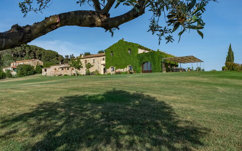 Villa Bagnoli: Cielo, Planta, Propiedad, Árbol, Paisaje Natural, Hoja, Edificio, El Terreno Del Lote, Hierba, Vegetación