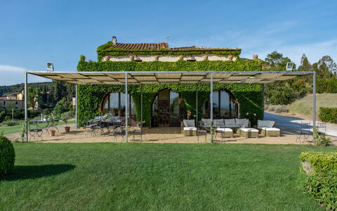 Villa Bagnoli: Cielo, Planta, Edificio, Sombra, El Terreno Del Lote, Nube, Hierba, Casa, Árbol