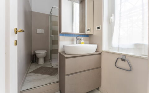A Due Passi da Camogli 2, Seaview, Wifi: Propiedad, Arreglo De Tubería, Grifo, Lavabo, Mueble De Baño, Ventana, Baño, Diseño De Interiores, Espejo