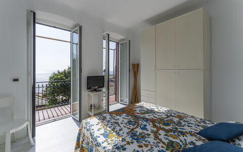 A Due Passi da Camogli 2, Seaview, Wifi: Mueble, Edificio, Comodidad, Azur, Madera, Sombra, Cama, Diseño De Interiores, Suelo