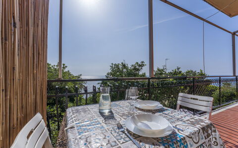 A Due Passi da Camogli 2, Seaview, Wifi: Mesa, Cielo, Mueble, Propiedad, Planta, Vajilla, Silla, Ventana, Azur, Edificio
