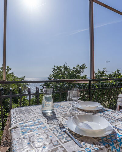 A Due Passi da Camogli 2, Seaview, Wifi: Mesa, Cielo, Mueble, Propiedad, Planta, Vajilla, Silla, Ventana, Azur, Edificio