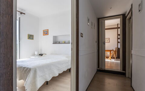 A Due Passi da Camogli, Seaview with Terrace, Wifi: Madera, Puerta, Suelo, Edificio, Piso, Bienes Raíces, Madera Dura, Comodidad, Sombra