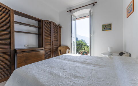 A Due Passi da Camogli, Seaview with Terrace, Wifi: Propiedad, Mueble, Comodidad, Ventana, Madera, Cama, Sombra, Suelo, Edificio