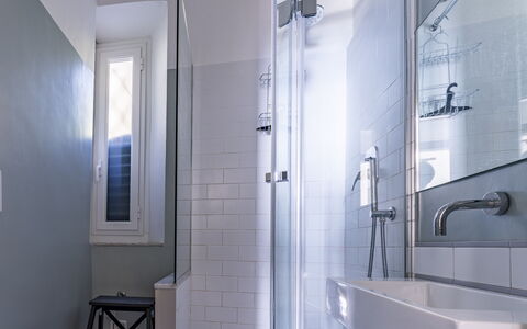 A Due Passi da Camogli, Seaview with Terrace, Wifi: Arreglo De Tubería, Grifo, Barra De La Ducha, Alcachofa De La Ducha, Ventana, Edificio, Baño, Puerta De La Ducha, Lavabo