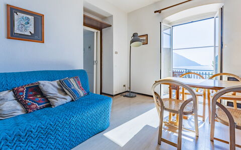 A Due Passi da Camogli, Seaview with Terrace, Wifi: Mueble, Propiedad, Mesa, Marco, Azul, Azur, Madera, Comodidad, Diseño De Interiores