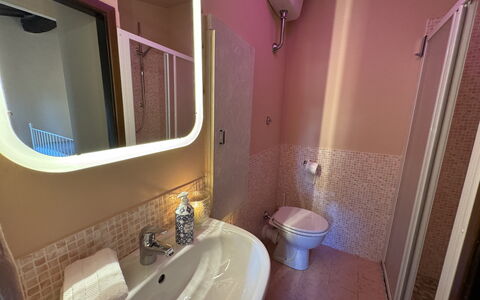 Casa Toto: Pared, Suelo, Diseño De Interiores, Piso, Arreglo De Tubería, Baño, Plomería, Habitación, Lavabo Del Baño, Grifo