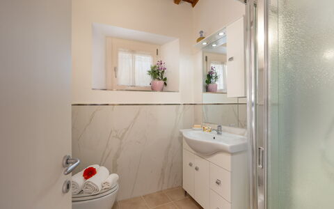 Casa Mimy: Espejo, Mueble De Baño, Gabinetes, Propiedad, Arreglo De Tubería, Lavabo, Grifo, Lavabo Del Baño, Baño, Diseño De Interiores
