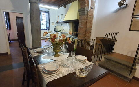 La Colonna: Mesa, Marco, Mueble, Vajilla, Silla, Edificio, Madera, Encendiendo, Vajilla, Diseño De Interiores