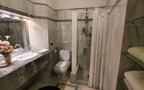 La Colonna: Espejo, Arreglo De Tubería, Grifo, Lavabo, Edificio, Baño, Barra De La Ducha, Diseño De Interiores, Ducha, Suelo