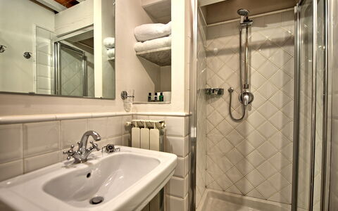 Villa Cona: Marrón, Espejo, Grifo, Arreglo De Tubería, Lavabo, Lavabo Del Baño, Propiedad, Puerta De La Ducha, Baño, Diseño De Interiores