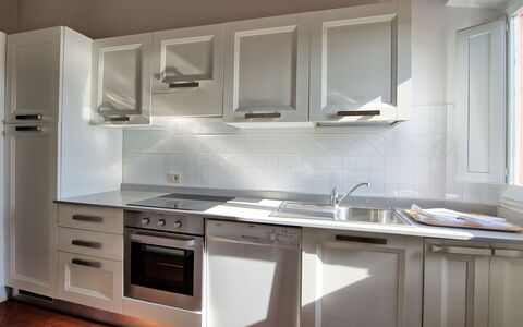 Villa Cona: Gabinetes, Fregadero, Mostrador, Lavabo, Grifo, Edificio, Estufa De Cocina, Cocina, Madera, Diseño De Interiores