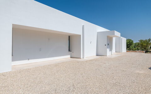 Casa Di Veronica: Cielo, Sombra, Planta, Bienes Raíces, Paisaje, Fachada, Material Compuesto, Árbol, Hormigón, Pendiente