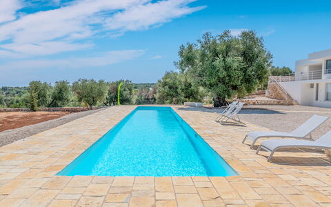 Casa Di Veronica: Agua, Nube, Cielo, Tiempo De Día, Edificio, Azul, Azur, Planta, Superficie De La Carretera, Piscina