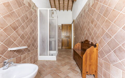 Podere Marcigliana - Radicondoli: Espejo, Propiedad, Grifo, Arreglo De Tubería, Lavabo, Edificio, Baño, Madera, Lavabo Del Baño, Diseño De Interiores