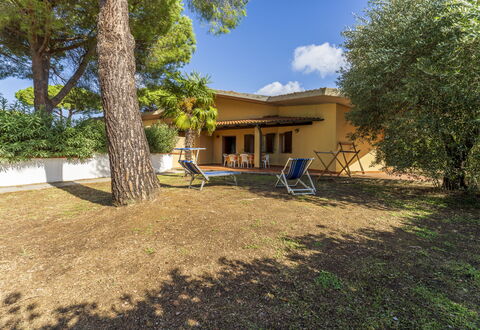 Argentario Giannella Apartment- Orbetello, Toscana: Planta, Edificio, Propiedad, Cielo, Ventana, Árbol, Sombra, El Terreno Del Lote, Casa, Nube