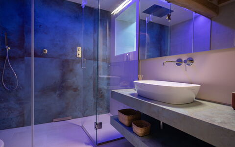 Villa Luana: Espejo, Grifo, Propiedad, Lavabo, Arreglo De Tubería, Púrpura, Azul, Azur, Baño, Edificio
