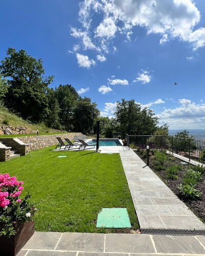 Villa Luana: Jardín, Césped, Paisajismo, Piscina, Patio Interior, Sombra, Yarda, Losa, Parque, Pasarela