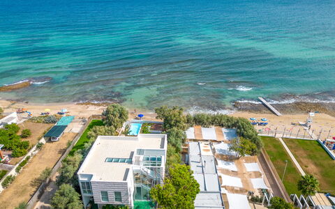 Villa Clementina: Agua, Propiedad, Planta, Cielo, Azur, Edificio, Árbol, Playa, Costeras Y Los Accidentes Geográficos Oceánico, Diseño Urbano
