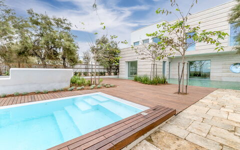Villa Clementina: Propiedad, Planta, Nube, Azur, Naturaleza, Piscina, Cielo, Rectángulo, Arquitectura, Diseño De Interiores