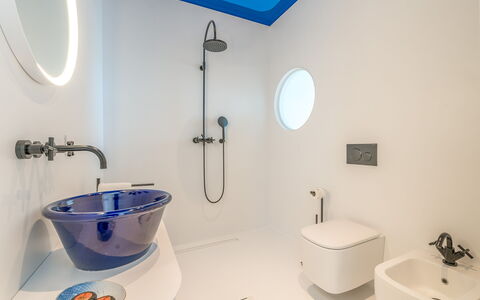 Villa Clementina: Arreglo De Tubería, Propiedad, Grifo, Blanco, Baño, Lavabo Del Baño, Azul, Púrpura, Diseño De Interiores, Edificio