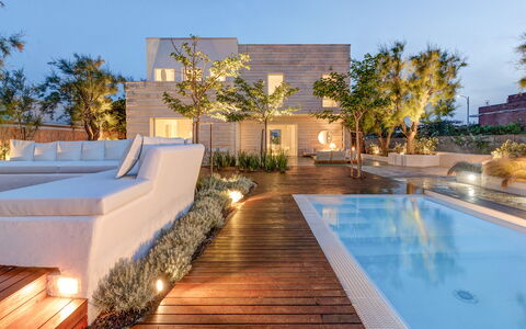 Villa Clementina: Agua, Cielo, Tiempo De Día, Planta, Azur, Edificio, Árbol, Diseño De Interiores, Arquitectura, Barrio Residencial