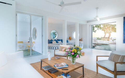 Villa Clementina: Mesa, Mueble, Sofá, Ventilador De Techo, Diseño De Interiores, Madera, Naranja, Suelo, Sala, Planta