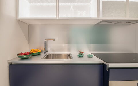 Villa Clementina: Fregadero, Grifo, Gabinetes, Mostrador, Lavabo, Ventana, Arreglo De Tubería, Cocina, Diseño De Interiores, Línea