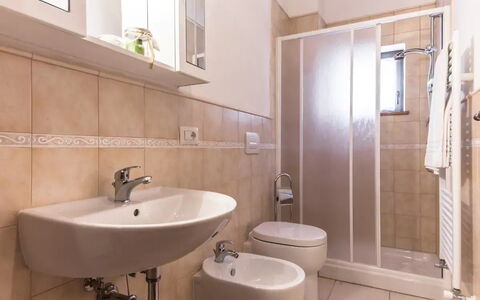 Villa Le Ripe Apartments - Gambassi Terme, Toscana: Marrón, Grifo, Arreglo De Tubería, Lavabo, Lavabo Del Baño, Propiedad, Baño, Púrpura, Diseño De Interiores, Madera